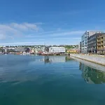 Sleek 1Bd Apt With Sea View